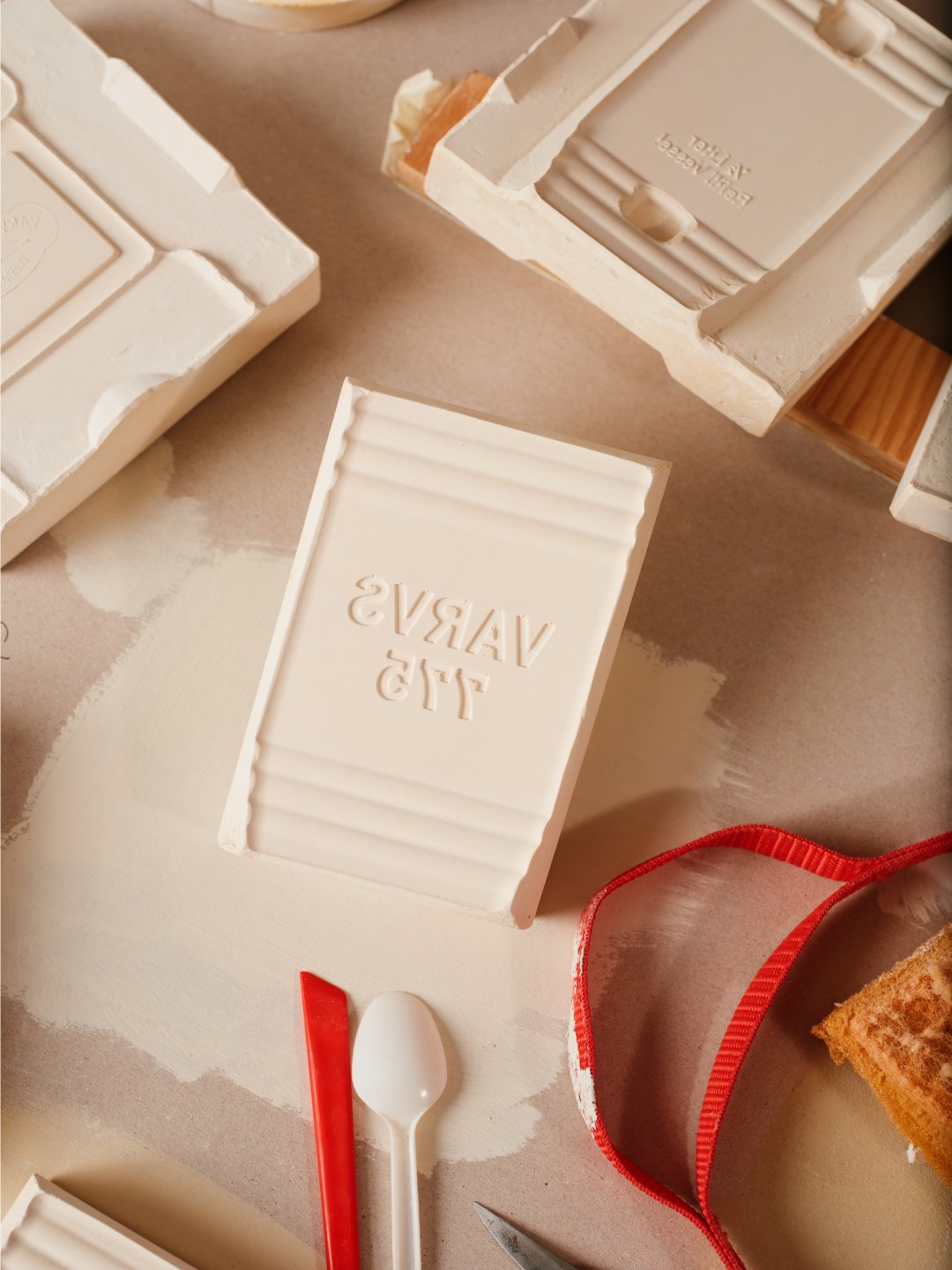Open molded packaging with embossed bottle shapes and loose red ribbon, Varus 775 by Olssøn Barbieri, Lübbecke, Olssøn Barbieri / Varus Brennerei, Lübbecke, Germany